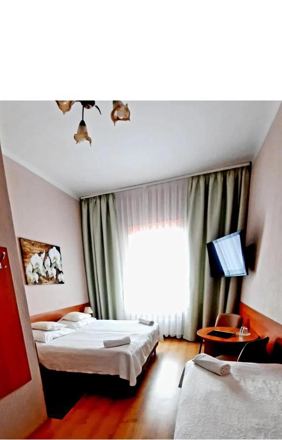 Bursztyn Hotel *